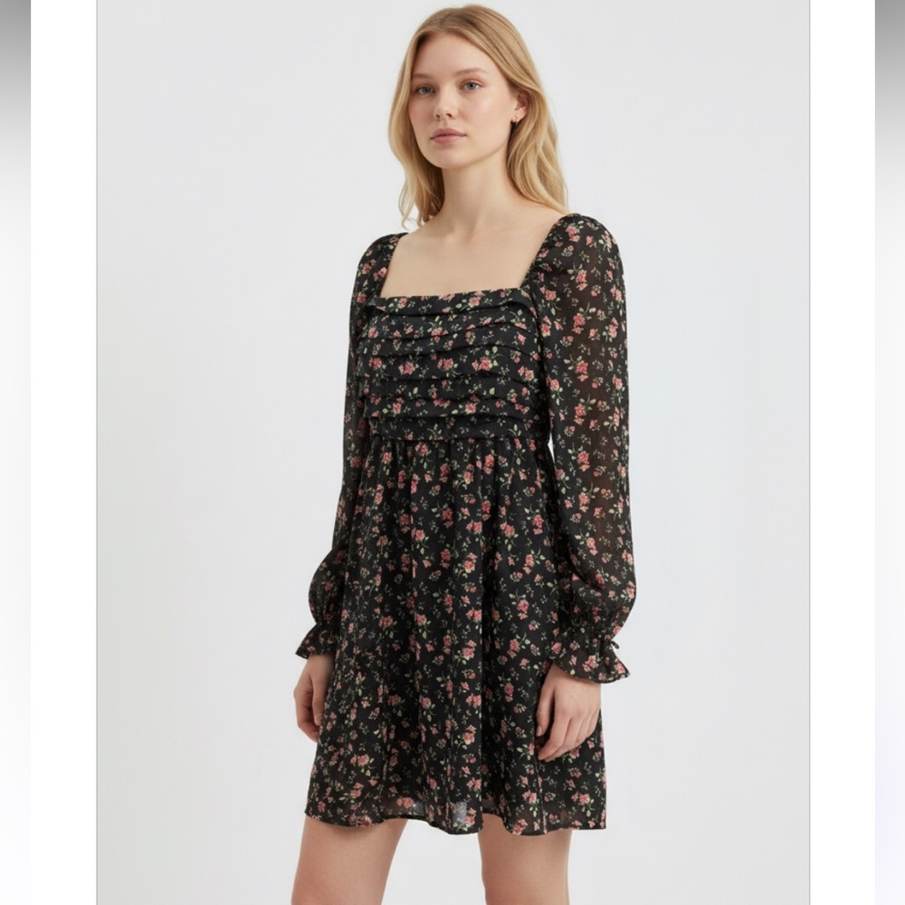 812. NWOT Floral Long Sleeve Dress